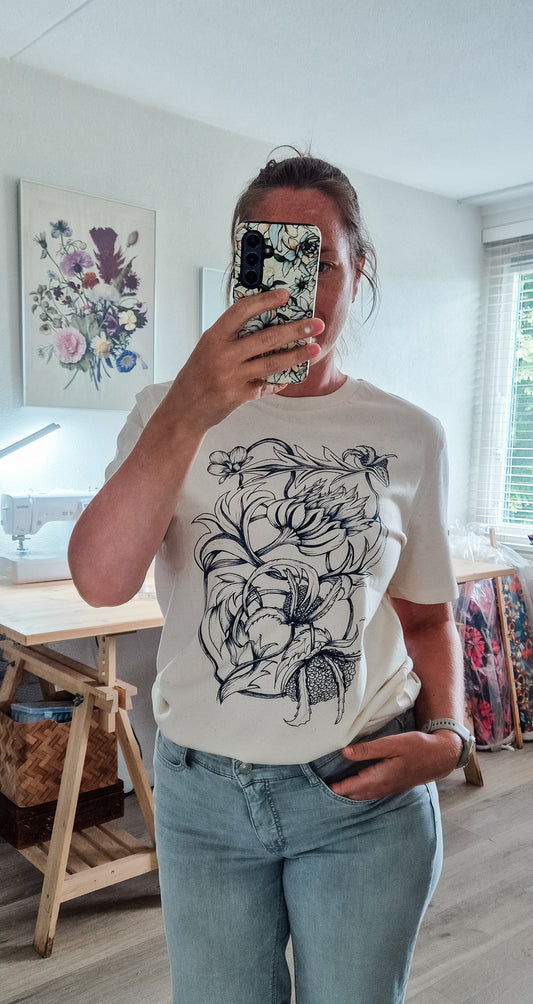 T-shirt “Oda Dark Blue” – Natural Beige biologisch katoen